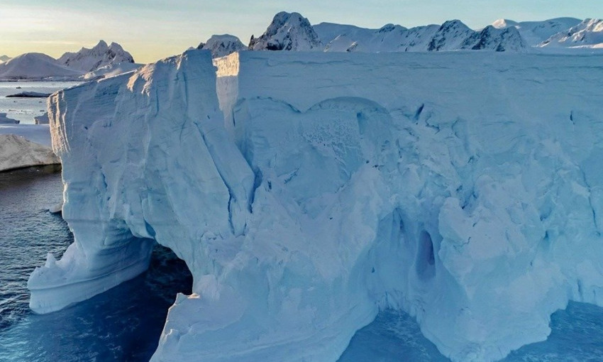 Одессит-полярник сфотографировал "влюбленный айсберг"