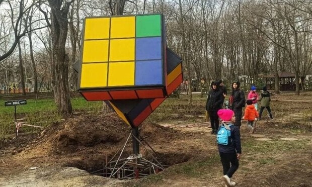 В одном из одесских парков появился огромный кубик Рубика 