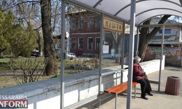 В центре Белгород-Днестровского вандалы изуродовали остановку (ФОТО)