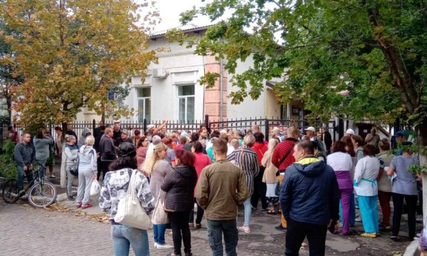 В Белгороде-Днестровском прошел протест против открытия коронавирусного отделения в районной больнице 