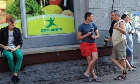 В Одессе граждане пьют алкоголь прямо на улице
