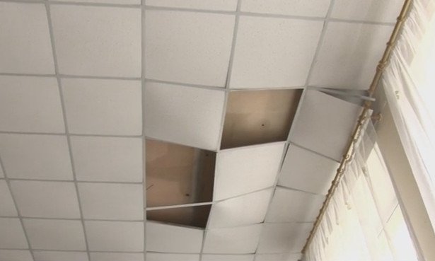 Из-за халатности рабочих  в школе рухнул потолок