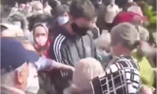 Защитные маски в Черноморске раздавали в толпе, нарушая карантинную дистанцию