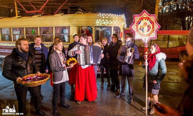 В одесских трамваях споют Рождественские колядки