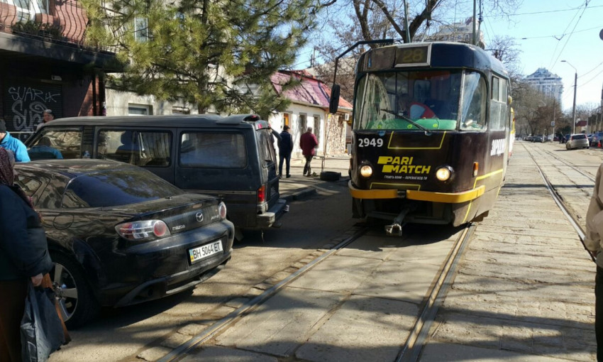Автохам заблокировал движение трамваев в центре Одессы