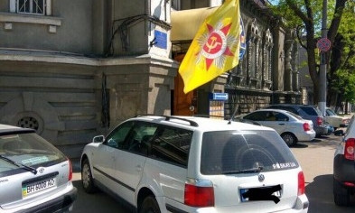 По улицам Одессы разъезжал автомобиль с советской символикой