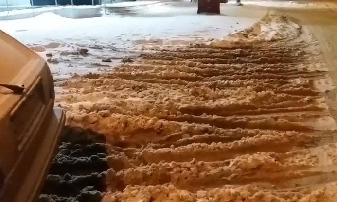 Одесситы сетуют на неубранный снег на улице Щорса (ВИДЕО)