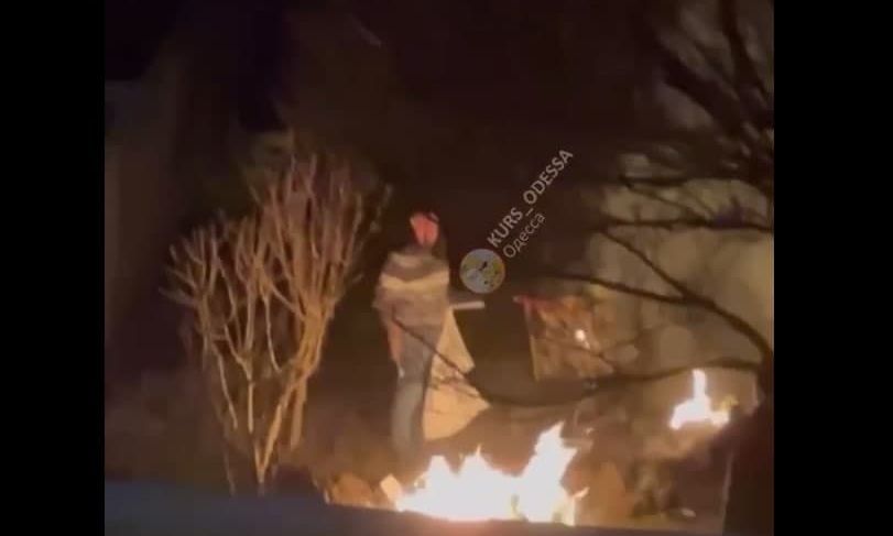 В одесском консульстве РФ сжигают документы (видео)