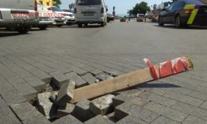 Одесса: в центре города вновь заметили провал на дороге