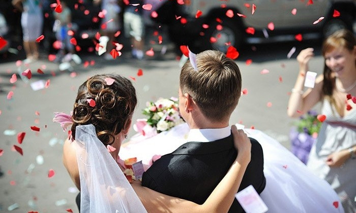  На самом ли деле в Черноморске больше некому женить и разводить людей