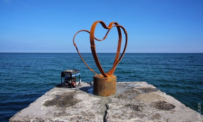 Памятник любви появился на пирсе одесского пляжа 
