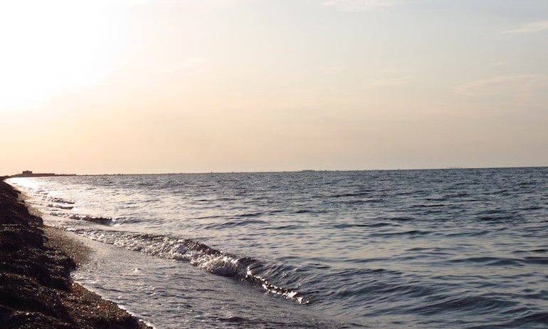 Аркадия: в Чёрном море заметили странные ржавые пятна