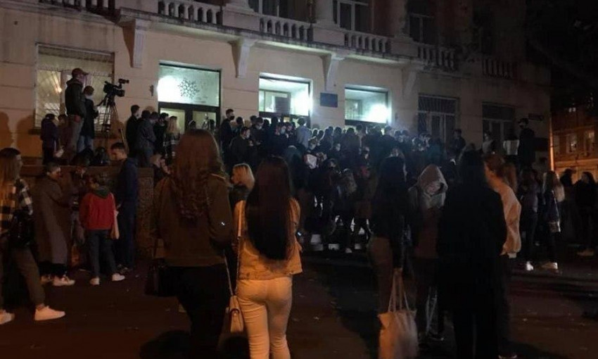 Студенты Кивалова заблокировали избирательный участок 