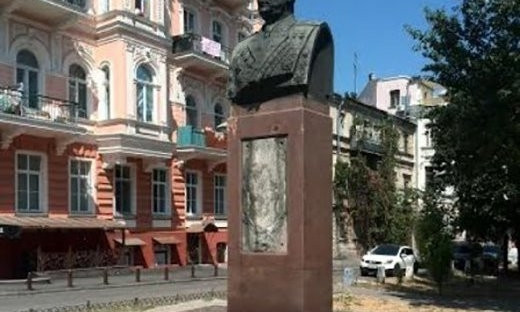 Ко Дню освобождения Одессы мэрия восстановила памятник маршалу Малиновскому