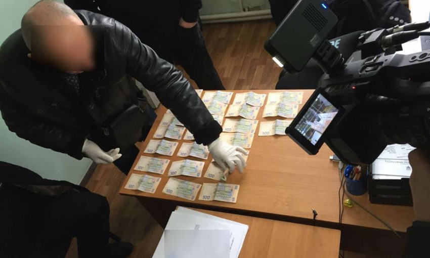 Начальник отдела одной из одесских РГА пытался подкупить полицейского