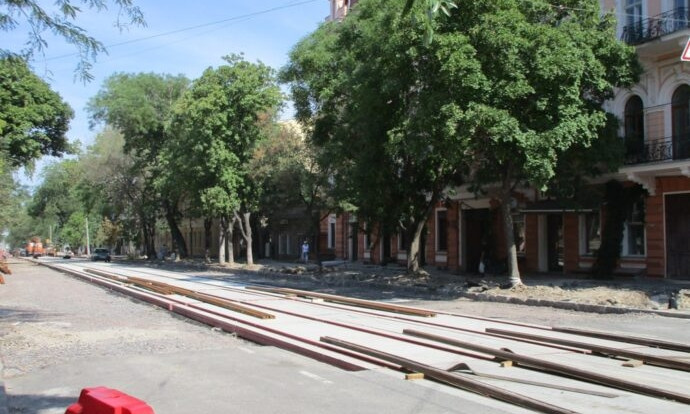 На улице Софиевской в Одессе появились первые рельсы (фото)