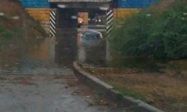 В Белгород-Днестровском из-за непогоды тонут автомобили