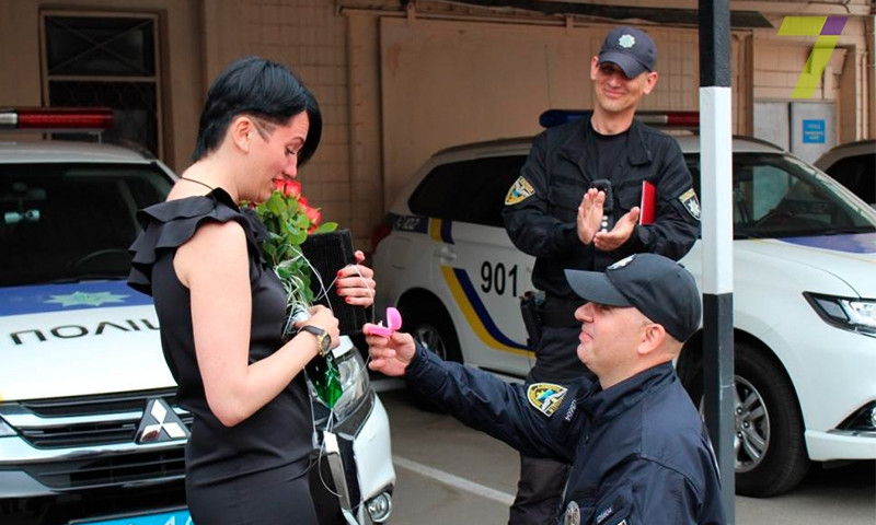Спецназовец устроил любимой "задержание", чтобы сделать предложение руки и сердца (ФОТО, ВИДЕО)