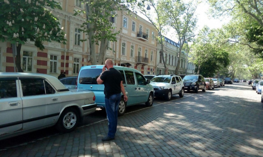Автохамы из горсовета: машинами заставлен целый ряд на Пушкинской