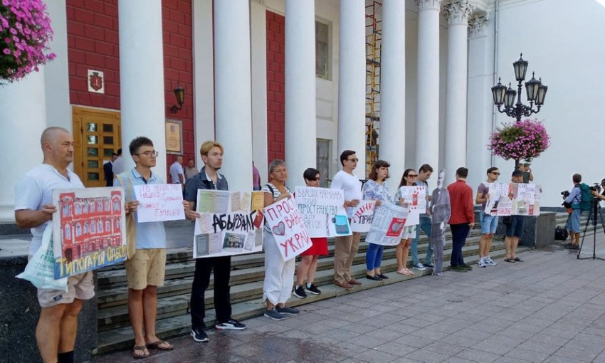 В Одессе провели акцию протеста против незаконных сносов исторических зданий города