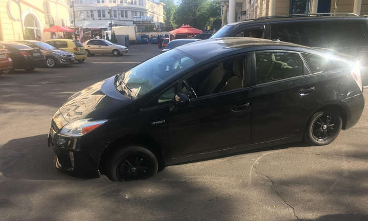 В Одессе автомобиль проломил под собой асфальт на ходу