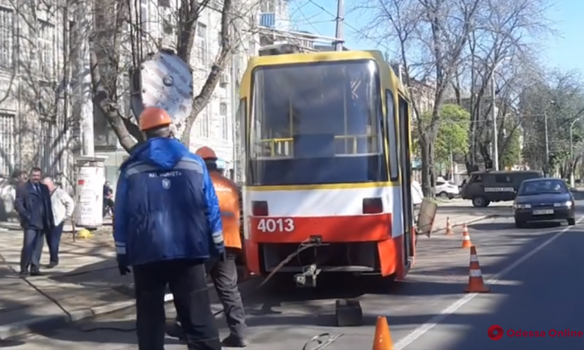 В Одессе трамвай протаранил столб – обновлено 