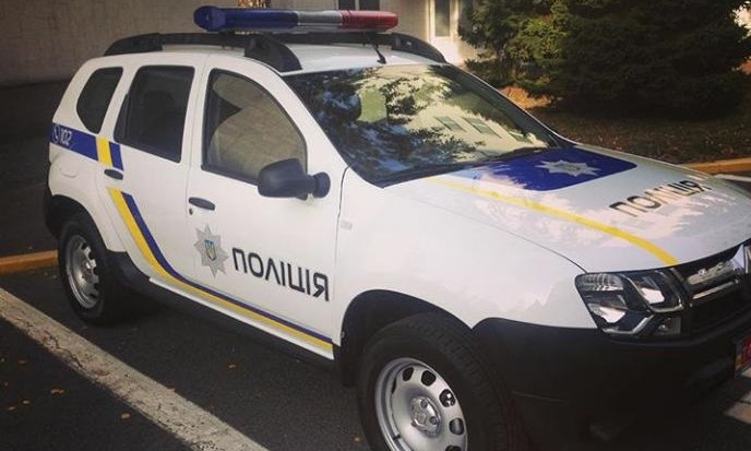 В Белгороде-Днестровском хулиган разбил патрульным стекло машины