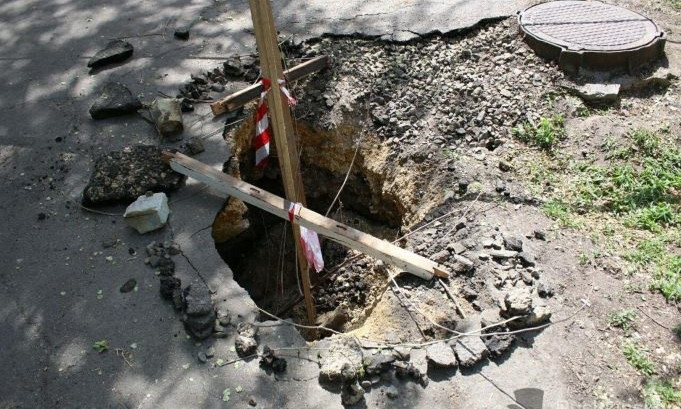 На бульваре Жванецкого образовался провал на тротуаре