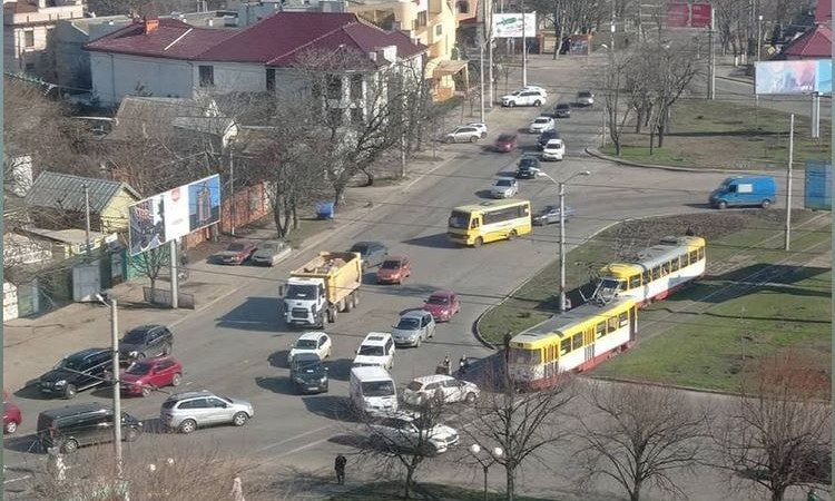 В Одессе временно не ходят 3 трамвайных маршрута – вагон столкнулся с автомобилем   
