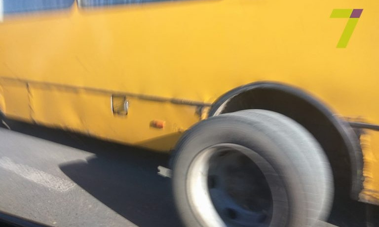 В Одессе на ходу у маршрутки отвалились колёса (ФОТО)