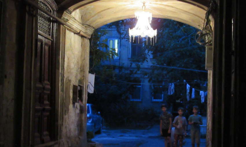 В арке одного из одесских дворов появилась люстра