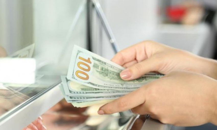 Кассир в обменнике выдала клиенту на 96 тысяч гривен больше