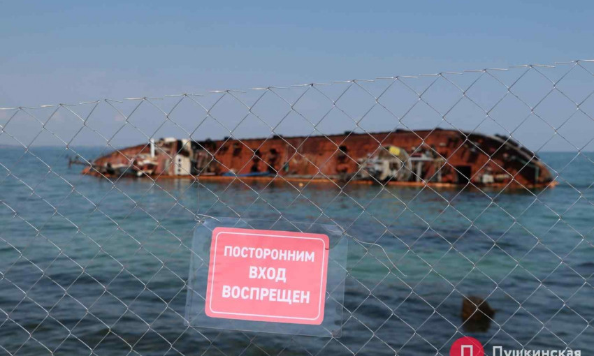 Активист показал, как выглядит танкер Delfi под водой 