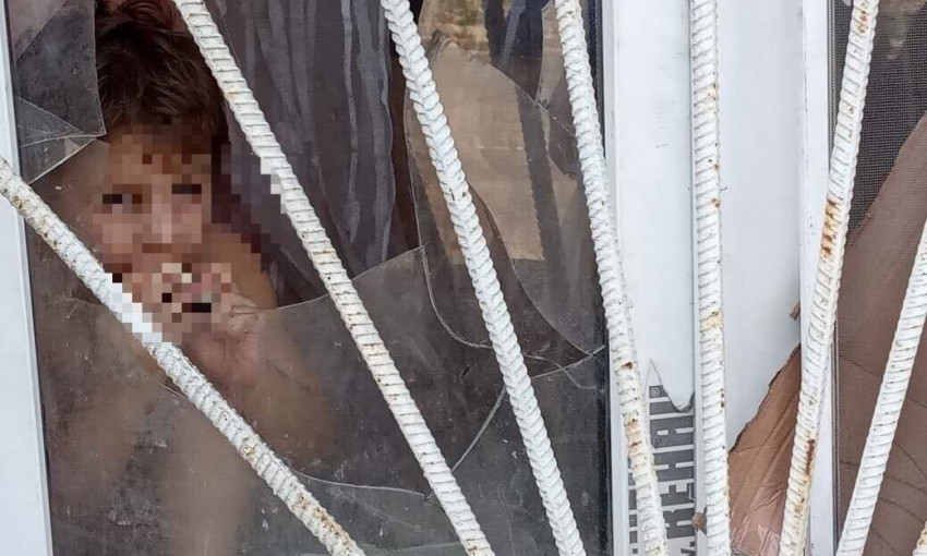 Одессит обнаружил грязного маленького мальчика за разбитым окном (ФОТО)