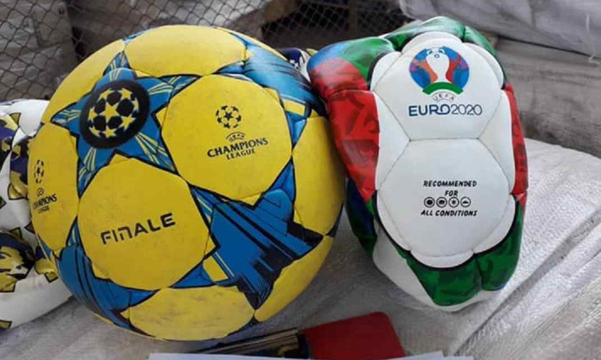 В Одессе массово жгли футбольные мячи с символикой УЕФА - кто и зачем?