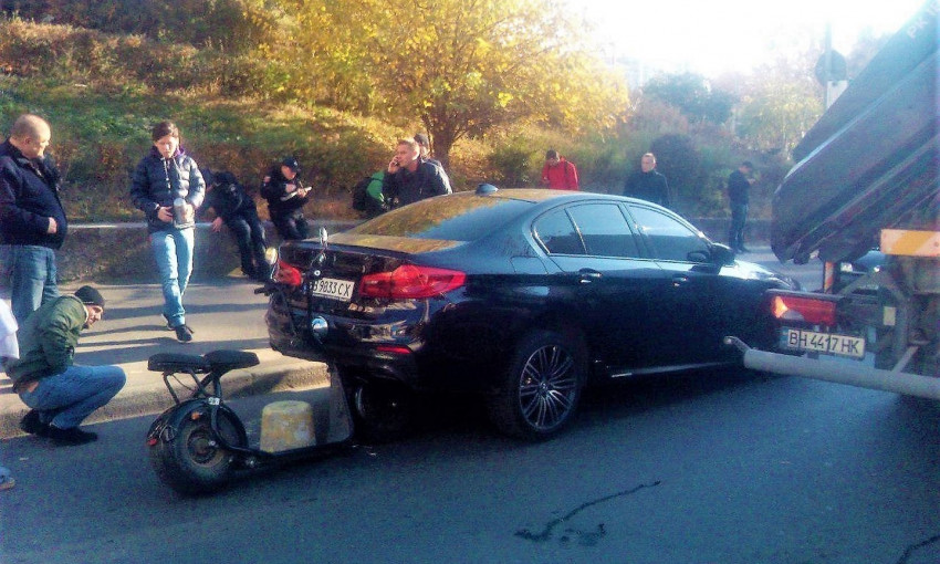 В Аркадии водитель иномарки забрызгал активистов из баллончика и наехал на скутер (ФОТО)