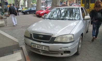 В центре Одессы водитель перекрыл дорогу прохожим своим авто