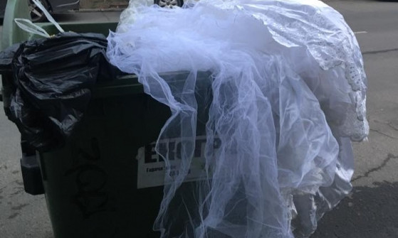 В Одессе невеста выбросила свое свадебное платье в мусорный бак