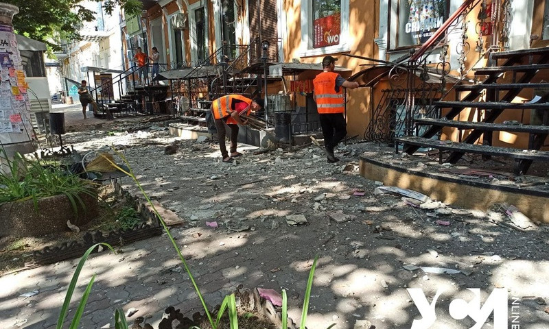 В Одессе массивный кусок фасада со старого здания обрушился на тротуар 