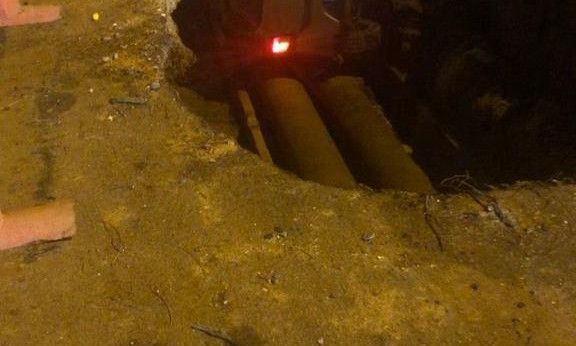 Одессит вместе с машиной упал в яму, оставленную коммунальнальщиками после ремонта теплотрассы