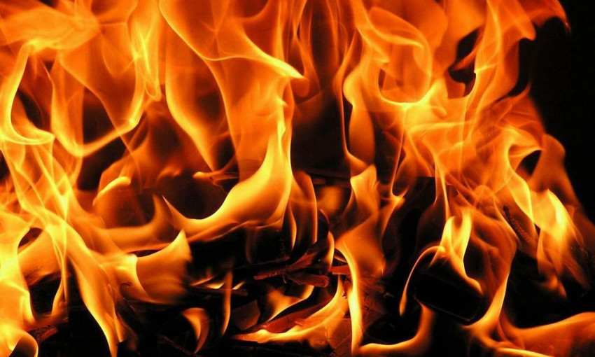 Возле одесской школы тушили пожар