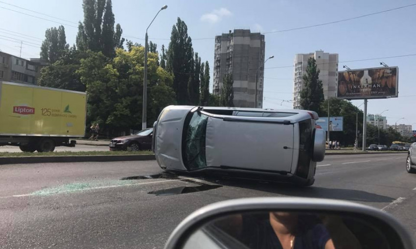 Жуткая авария на Маршала Жукова: автомобиль перевернулся, есть пострадавшие
