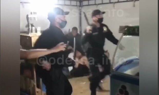В Затоке отдыхающие напали на нацгвардию и получили от полиции