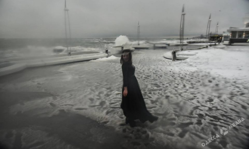 Одесситка устроила фотосессию в платье на фоне бушующего моря