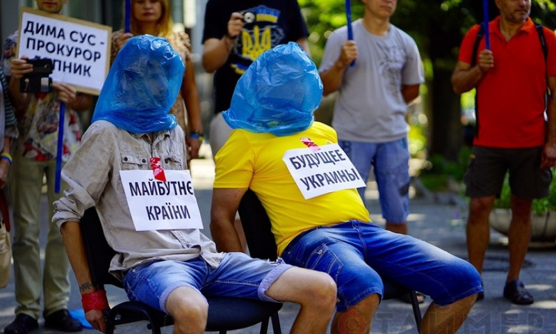 Возле Одесской прокуратуры людей привязали к стульям и надели пакеты на головы