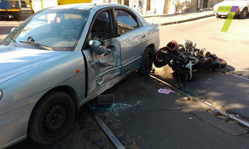 Авария на Старопортофранковской: автомобиль сбил мотоциклиста, пострадавший в больнице (фото 18+)