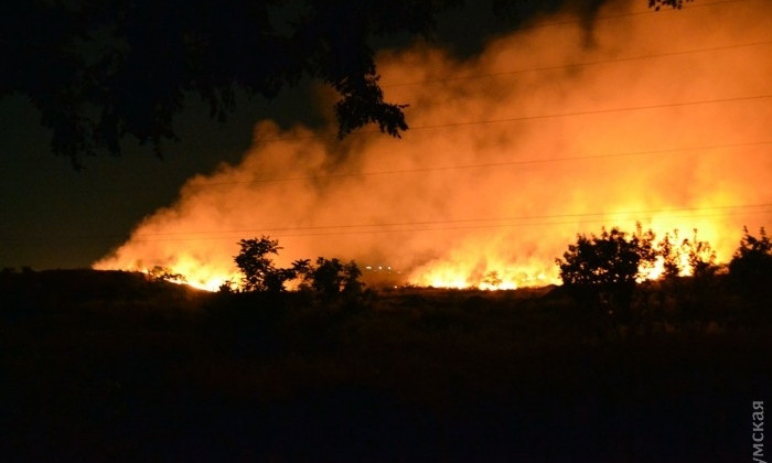 Масштабный пожар: горит свалка около нефтеперерабатывающего завода