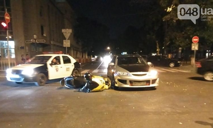 В центре Одессы не поделили дорогу иномарка и мотоцикл