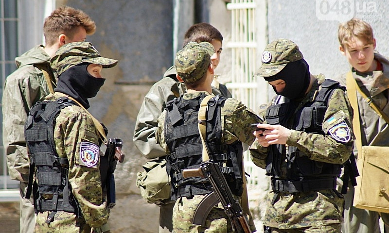 В центре Одессы видели детей с винтовками в руках