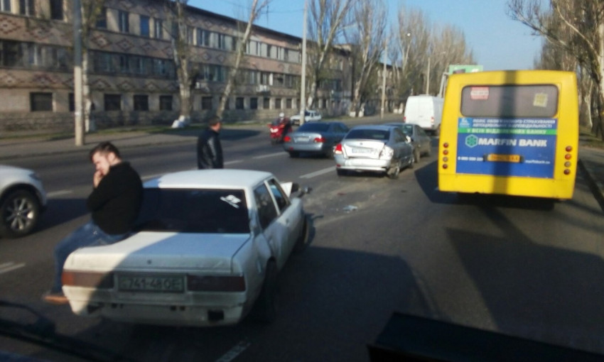 На Николаевской дороге столкнулись три автомобиля
